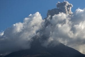 Gunung Lewotobi Laki-Laki Erupsi: Kolom Abu Capai 11 Kilometer.