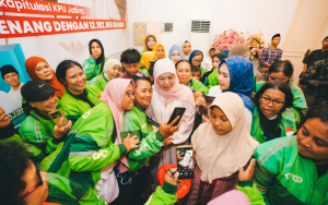 "Driver Ojol Gembira Manfaatkan Program Pemutihan Pajak dari Khofifah"