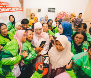 "Driver Ojol Gembira Manfaatkan Program Pemutihan Pajak dari Khofifah"