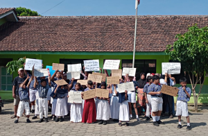 "Kami Tidak Mau Dipindah!" Kisah Heroik Siswa Sd Tetap Datang Sekolah Meskipun Tanpa Guru