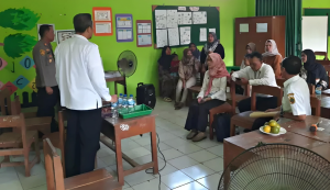 "Kami Tidak Mau Dipindah!" Kisah Heroik Siswa Sd Tetap Datang Sekolah Meskipun Tanpa Guru