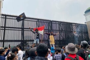 Aksi Spontan di Depan DPR: Publik Geram, Polisi Siagakan 1.250 Personel