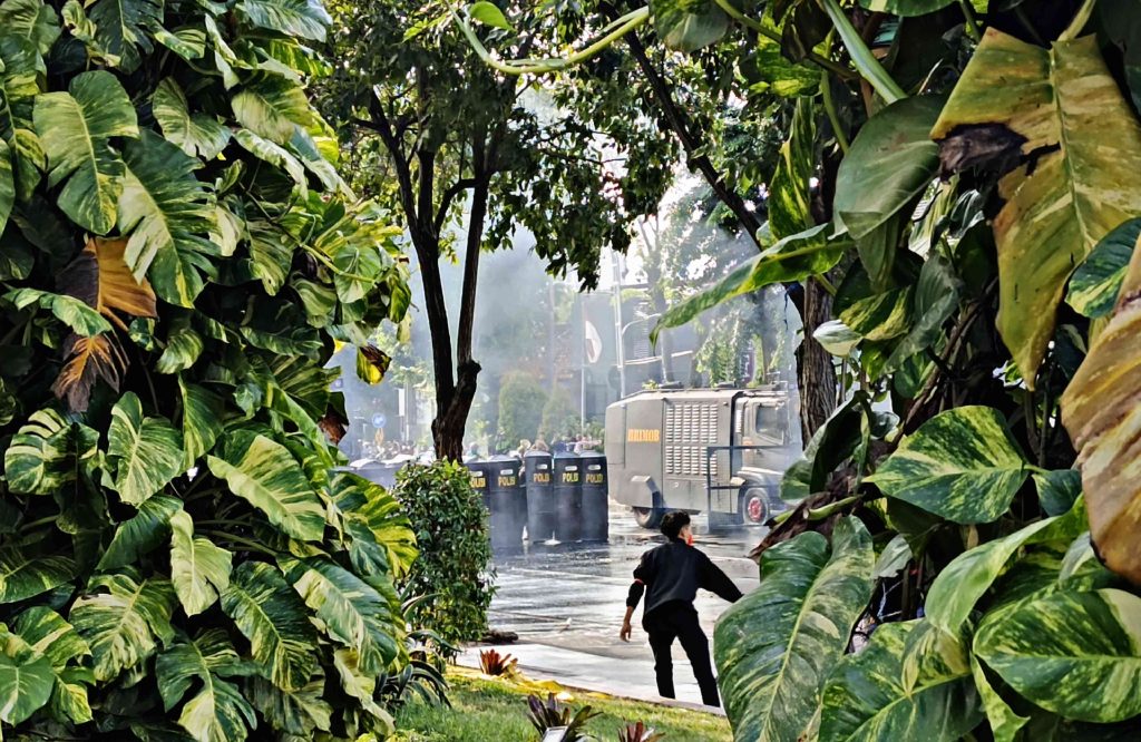 https://beritaadikara.com/bentrok-pecah-di…arat-di-surabaya/