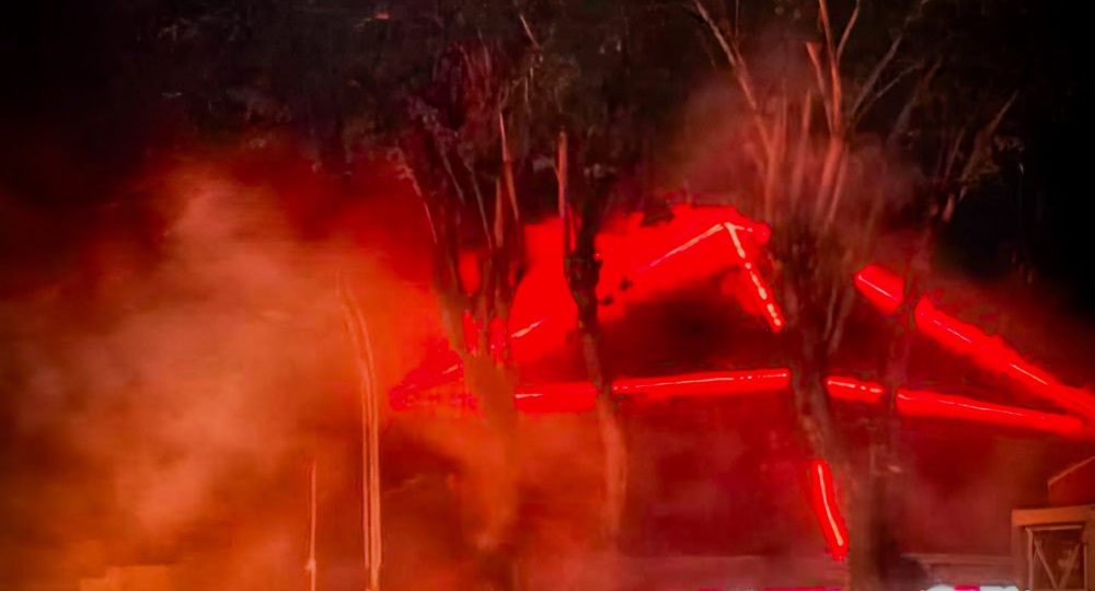 https://beritaadikara.com/massa-demonstras…di-dibakar-massa/