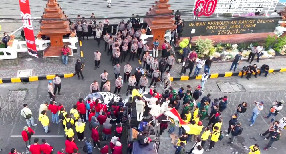 https://beritaadikara.com/surabaya-melawan-demo-mahasiswa-gelar-aksi-tolak-rkuhap-dan-proyek-penulisan-ulang-sejarah/