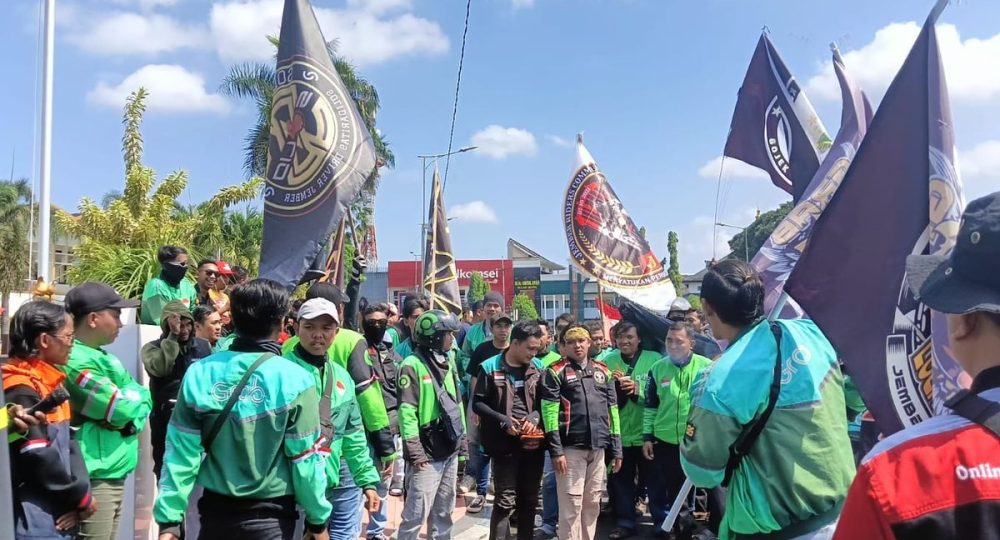 https://beritaadikara.com/ribuan-pengemudi-ojol-geruduk-jakarta-suarakan-tuntutan-di-hari-perhubungan-nasional/