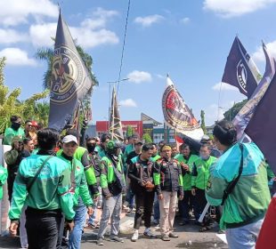 https://beritaadikara.com/ribuan-pengemudi-ojol-geruduk-jakarta-suarakan-tuntutan-di-hari-perhubungan-nasional/