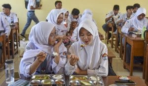 Siswa menyantap Makan Bergizi Gratis (MBG)