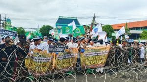 Gedung DPRD Jatim Digeruduk Massa Santri, Tuntut Sanksi Tegas Trans7