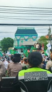 Gedung DPRD Jatim Digeruduk Massa Santri, Tuntut Sanksi Tegas Trans7