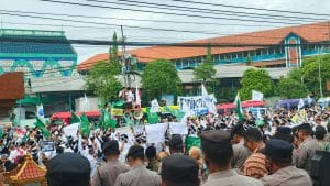 Gedung DPRD Jatim Digeruduk Massa Santri, Tuntut Sanksi Tegas Trans7