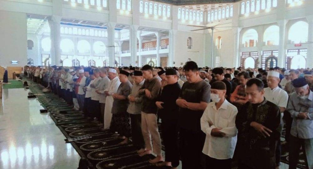 https://beritaadikara.com/ribuan-jemaah-al-akbar-gelar-shalat-jenazah-massal-untuk-korban-tragedi-ponpes-al-khoziny/