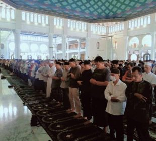 https://beritaadikara.com/ribuan-jemaah-al-akbar-gelar-shalat-jenazah-massal-untuk-korban-tragedi-ponpes-al-khoziny/