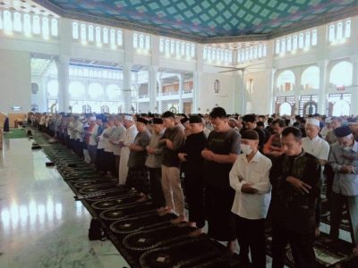https://beritaadikara.com/ribuan-jemaah-al-akbar-gelar-shalat-jenazah-massal-untuk-korban-tragedi-ponpes-al-khoziny/