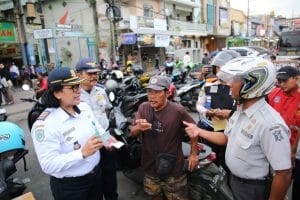 Label "Parkir Gratis" Kerap Diabaikan, Praktik Juru Parkir Liar Masih Marak di Sejumlah Minimarket Surabaya