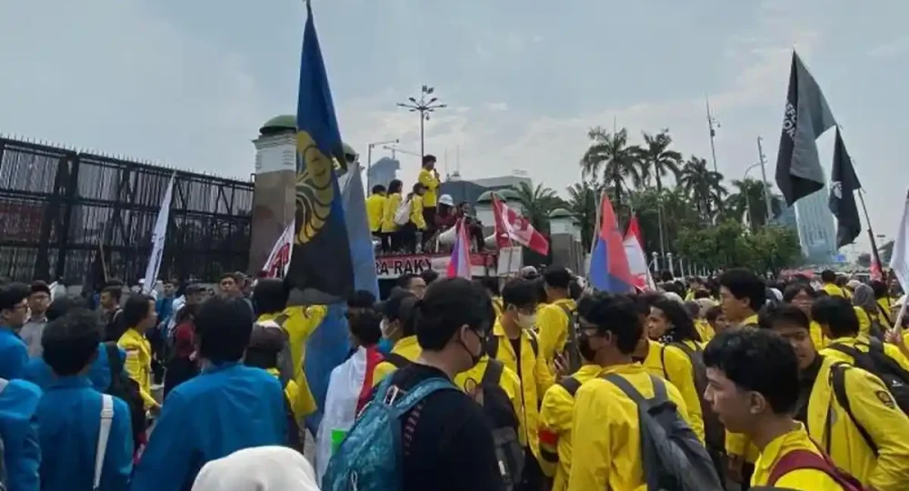 https://beritaadikara.com/mahasiswa-turun-ke-depan-dpr-hari-ini-tuntut-keadilan-atas-kematian-siswa-mts-di-tual-maluku/