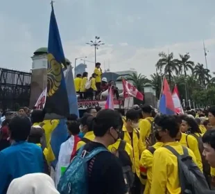 https://beritaadikara.com/mahasiswa-turun-ke-depan-dpr-hari-ini-tuntut-keadilan-atas-kematian-siswa-mts-di-tual-maluku/