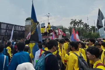 https://beritaadikara.com/mahasiswa-turun-ke-depan-dpr-hari-ini-tuntut-keadilan-atas-kematian-siswa-mts-di-tual-maluku/