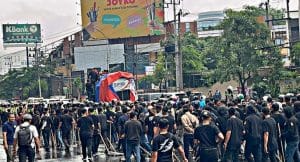 Aksi Unjuk Rasa Buruh PT Pakerin Di Depan Tunjungan Plaza Surabaya Lumpuhkan Lalu Lintas Hingga Sore