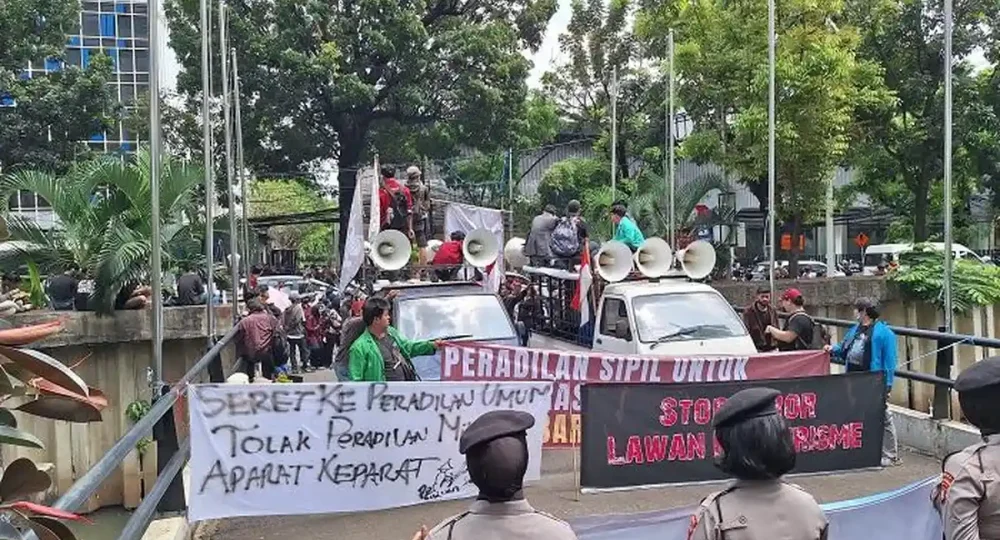 https://beritaadikara.com/mahasiswa-dan-aktivis-tuntut-kasus-penyiraman-air-keras-andrie-yunus-diadili-di-peradilan-umum/