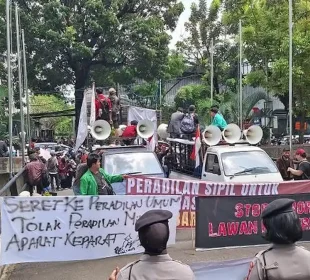 https://beritaadikara.com/mahasiswa-dan-aktivis-tuntut-kasus-penyiraman-air-keras-andrie-yunus-diadili-di-peradilan-umum/