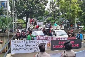 https://beritaadikara.com/mahasiswa-dan-aktivis-tuntut-kasus-penyiraman-air-keras-andrie-yunus-diadili-di-peradilan-umum/
