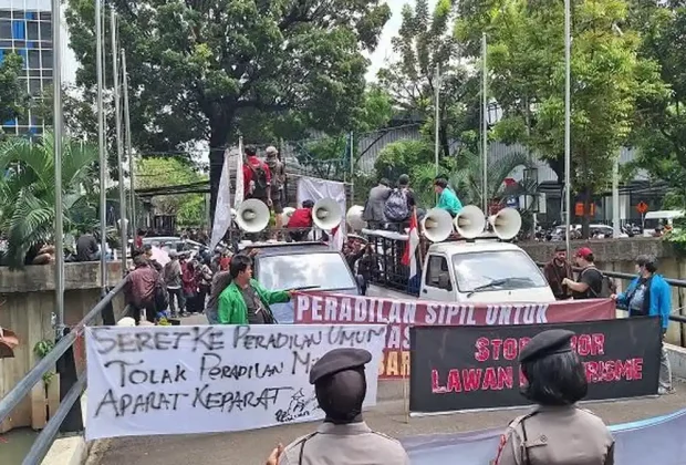 https://beritaadikara.com/mahasiswa-dan-aktivis-tuntut-kasus-penyiraman-air-keras-andrie-yunus-diadili-di-peradilan-umum/