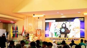 "Let's Create Dreams in Our Own Ways": Pesan Inspiratif Firna Sayyidatul di Momen Yudisium Fikom Unitomo.