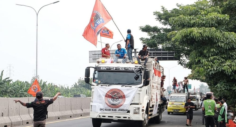 https://beritaadikara.com/aksi-besar-gsjt-di-surabaya-1-500-sopir-truk-protes-kuota-solar-dan-pemblokiran-barcode/