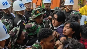 Ketegangan di Lenteng Agung Memanas, Penggusuran Picu Konflik Warga dan Aparat