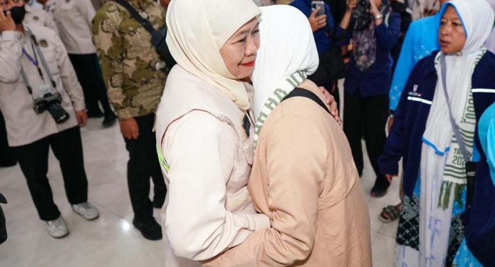 https://beritaadikara.com/khofifah-sambut-jemaah-haji-kloter-pertama-di-surabaya-diwarnai-suasana-haru-dan-syukur/