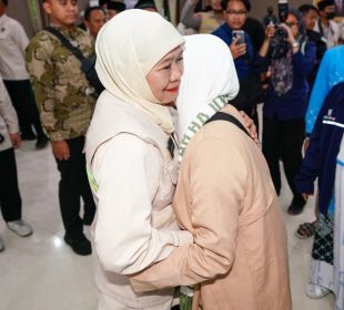 https://beritaadikara.com/khofifah-sambut-jemaah-haji-kloter-pertama-di-surabaya-diwarnai-suasana-haru-dan-syukur/