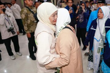 https://beritaadikara.com/khofifah-sambut-jemaah-haji-kloter-pertama-di-surabaya-diwarnai-suasana-haru-dan-syukur/