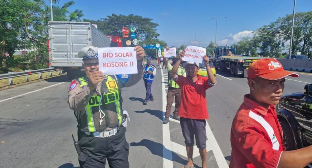 https://beritaadikara.com/krisis-solar-melanda-jatim-sopir-truk-keluhkan-antrean-panjang-dan-distribusi-terganggu/