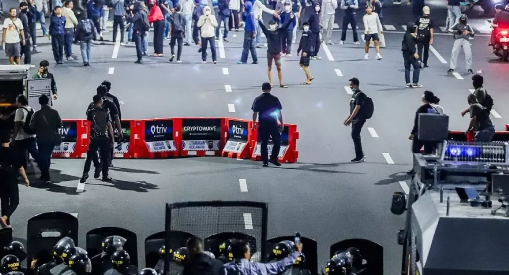 https://beritaadikara.com/aksi-demo-di-surabaya-berujung-penangkapan-sejumlah-massa-aparat-beri-klarifikasi/