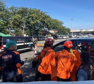 https://beritaadikara.com/asn-bangkalan-ditemukan-tewas-di-mobil-dinas-bandara-juanda-polisi-selidiki-kejanggalan-kasus/
