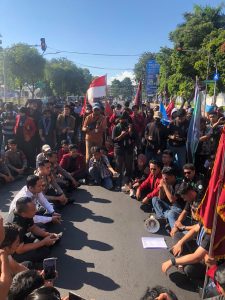 https://beritaadikara.com/ratusan-mahasiswa-gelar-aksi-di-dprd-surabaya-soroti-bbm-mbg-rupiah-dan-ruu-polri/