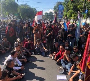 https://beritaadikara.com/ratusan-mahasiswa-gelar-aksi-di-dprd-surabaya-soroti-bbm-mbg-rupiah-dan-ruu-polri/