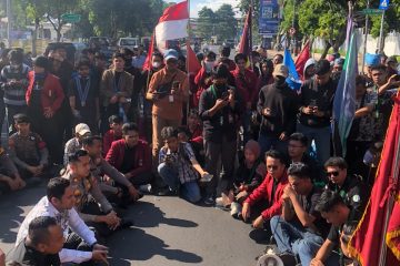 https://beritaadikara.com/ratusan-mahasiswa-gelar-aksi-di-dprd-surabaya-soroti-bbm-mbg-rupiah-dan-ruu-polri/