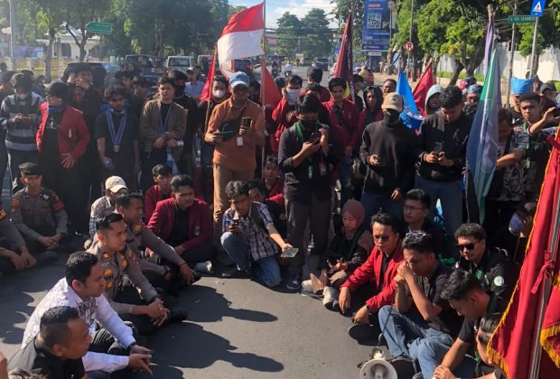 https://beritaadikara.com/ratusan-mahasiswa-gelar-aksi-di-dprd-surabaya-soroti-bbm-mbg-rupiah-dan-ruu-polri/