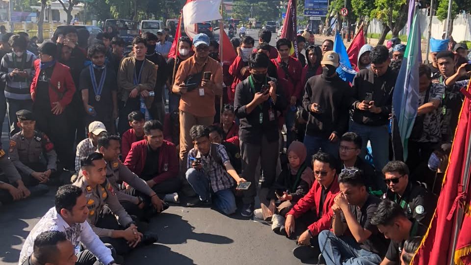 https://beritaadikara.com/ratusan-mahasiswa-gelar-aksi-di-dprd-surabaya-soroti-bbm-mbg-rupiah-dan-ruu-polri/