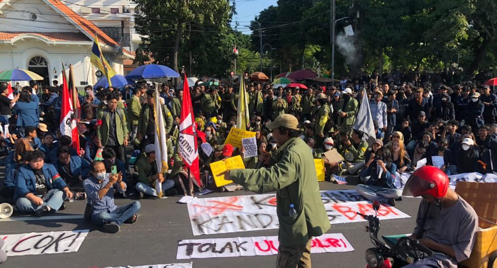 https://beritaadikara.com/ribuan-mahasiswa-lakukan-demo-di-grahadi-surabaya-suarakan-berbagai-tuntutan-untuk-pemerintah/