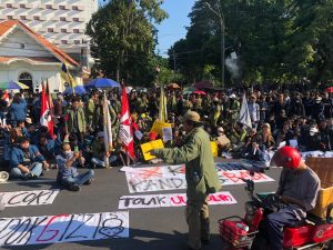https://beritaadikara.com/ribuan-mahasiswa-lakukan-demo-di-grahadi-surabaya-suarakan-berbagai-tuntutan-untuk-pemerintah/