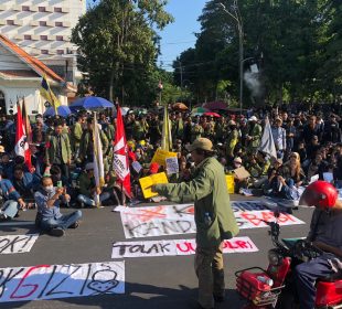 https://beritaadikara.com/ribuan-mahasiswa-lakukan-demo-di-grahadi-surabaya-suarakan-berbagai-tuntutan-untuk-pemerintah/
