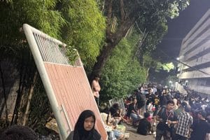 Kericuhan Konser Denny Caknan di Surabaya: Antusiasme Penonton Berujung Insiden.