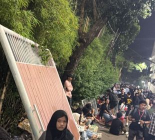 https://beritaadikara.com/kericuhan-konser-denny-caknan-di-surabaya-antusiasme-penonton-berujung-insiden/