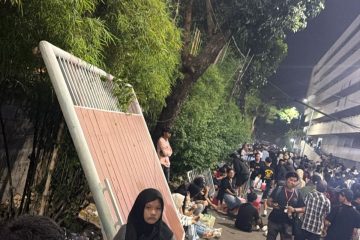 https://beritaadikara.com/kericuhan-konser-denny-caknan-di-surabaya-antusiasme-penonton-berujung-insiden/