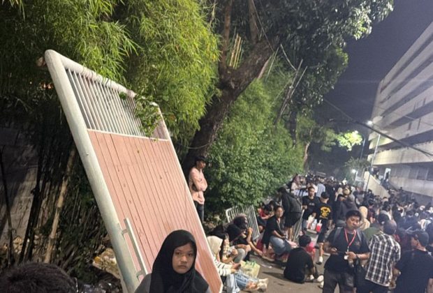 https://beritaadikara.com/kericuhan-konser-denny-caknan-di-surabaya-antusiasme-penonton-berujung-insiden/