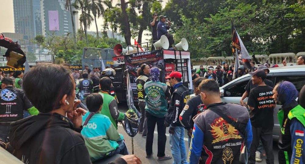 https://beritaadikara.com/ribuan-ojol-gelar-aksi-di-monas-desak-regulasi-baru-dan-skema-bagi-hasil-yang-lebih-adil/
