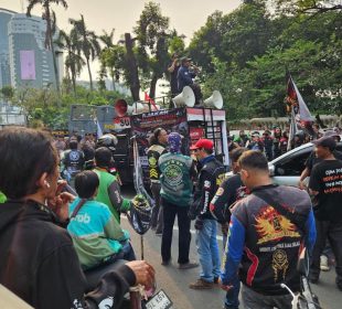 https://beritaadikara.com/ribuan-ojol-gelar-aksi-di-monas-desak-regulasi-baru-dan-skema-bagi-hasil-yang-lebih-adil/